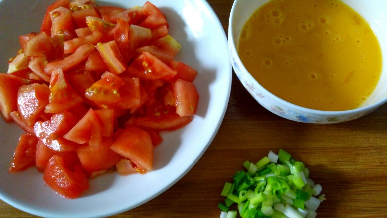 西红柿炒蛋,所有食材准备完毕，开炒。