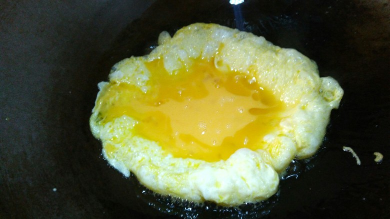 西红柿炒蛋,锅烧热，倒入适量的油，油七分熟倒入鸡蛋。