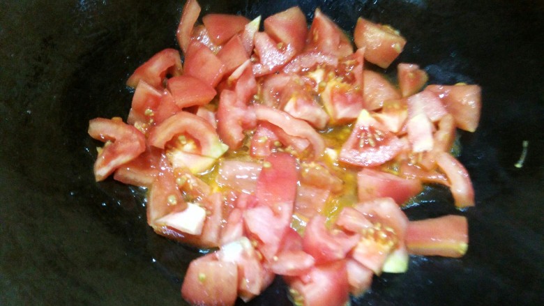 西红柿炒蛋,倒入一点点<a style='color:red;display:inline-block;' href='/shicai/ 848'>菜籽油</a>，油熟倒入切好的番茄。