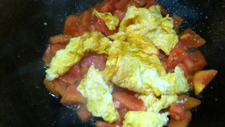 西红柿炒蛋,倒入鸡蛋