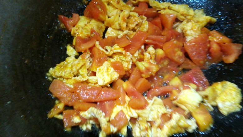 西红柿炒蛋,鸡蛋用铲子弄成小块，翻炒均匀。