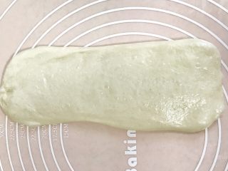 一次性发酵健康营养的白吐司,松弛好的面团，便于二次擀卷、整形。取其中一份，再次擀开成椭圆形