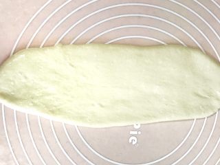 一次性发酵健康营养的白吐司,不需要松弛，立即进行一次擀卷，取其中一份，光滑一面在上，擀开成椭圆形