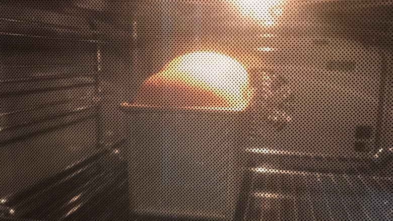 一次性发酵健康营养的白吐司,烤箱提前预热200度，将发酵好的吐司放进烤箱后，温度调到190度，烘烤40分钟，10分钟后，上色了注意盖锡纸哦
