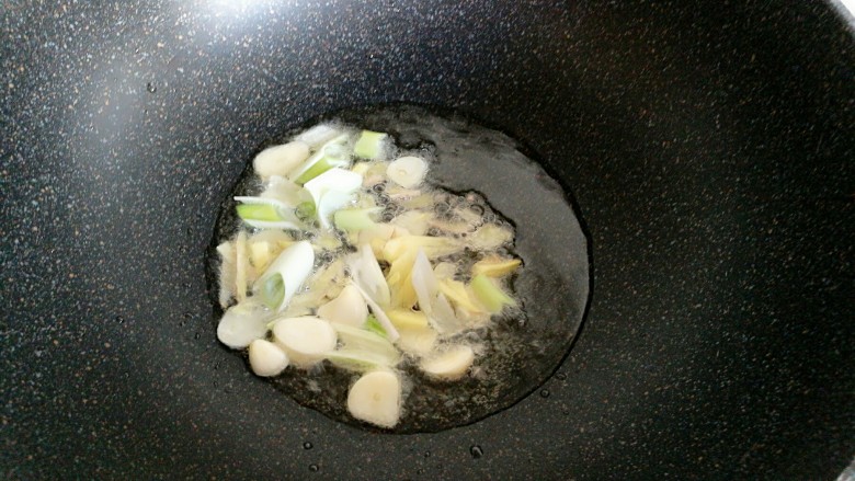 剁椒肉片佛手瓜,炒锅放油，加入葱、姜、蒜爆香。