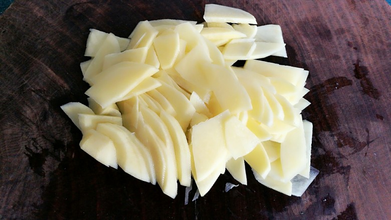 剁椒肉片佛手瓜,土豆也切成薄片。