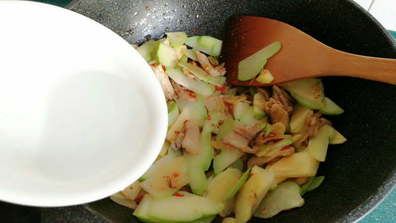 剁椒肉片佛手瓜,倒入大约15—20克热水。