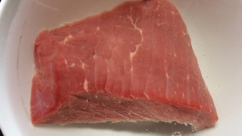 香辣卤牛肉,先处理牛肉：买回来的牛肉去掉筋膜洗干净放清水中泡半个小时去血水。