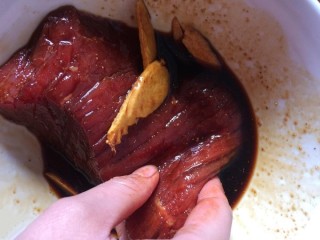 香辣卤牛肉,用手给牛肉做个全身按摩，5分钟时间，使牛肉更入味。