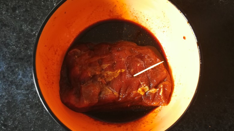 香辣卤牛肉,并用牙签两面扎孔，腌制30分钟，目的也是使牛肉更入味。