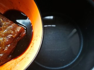 香辣卤牛肉,汤锅加适当清水，一般没过牛肉为宜，再把牛肉连同腌制的汤汁一起倒入锅里。