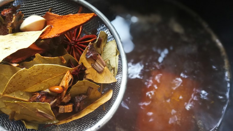 香辣卤牛肉,一起倒入锅里，大火烧开转小火加盖焖煮。