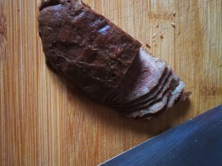 香辣卤牛肉,冰箱拿出来用刀切成薄片，越薄越好！