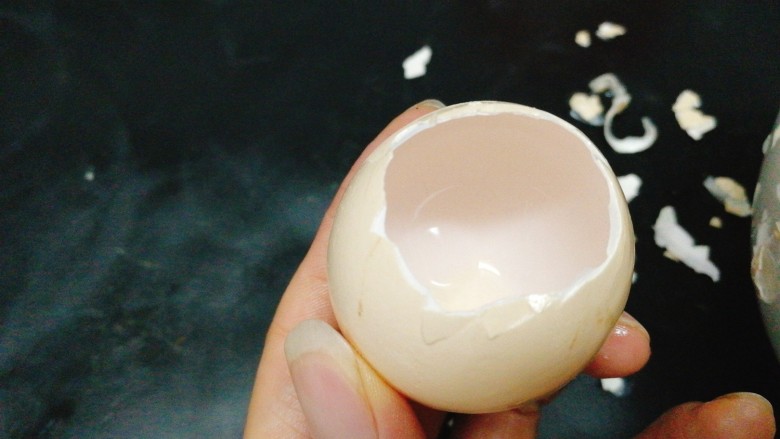 牛奶鸡蛋布丁--牛奶鸡蛋羹,鸡蛋壳敲开头部，取鸡蛋液
