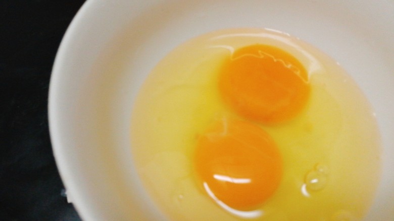牛奶鸡蛋布丁--牛奶鸡蛋羹,两个土鸡蛋