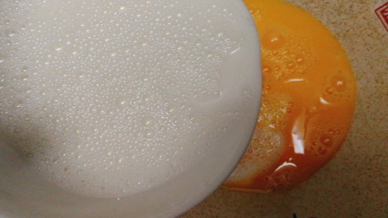 牛奶鸡蛋布丁--牛奶鸡蛋羹,把牛奶和白糖的混合液倒入鸡蛋液里