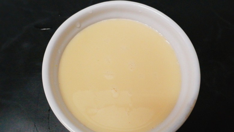 牛奶鸡蛋布丁--牛奶鸡蛋羹,取一个容器