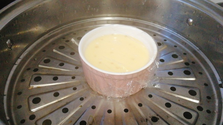 牛奶鸡蛋布丁--牛奶鸡蛋羹,水开后上锅蒸15分钟