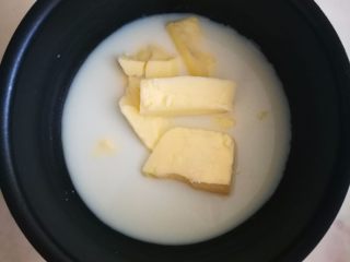 海苔麻糬球,往小奶锅中加入牛奶