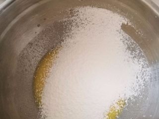 海苔麻糬球,筛入麻糬预拌粉