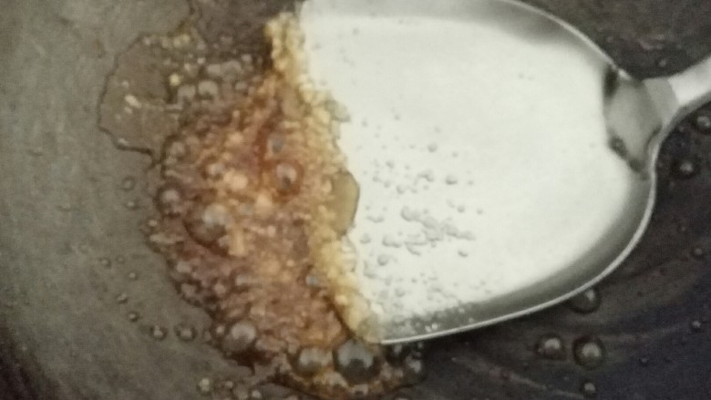 牛奶鸡蛋布丁,白糖全被炒成金黄色时，倒些清水，继续炒﻿﻿﻿，﻿直到呈金黄色的糖浆为止﻿﻿﻿﻿﻿﻿