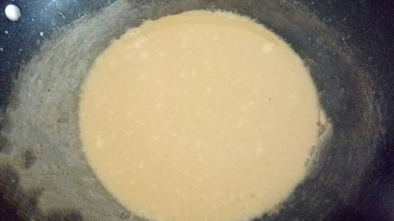 牛奶鸡蛋布丁,白糖全溶后，倒入牛奶﻿﻿﻿﻿