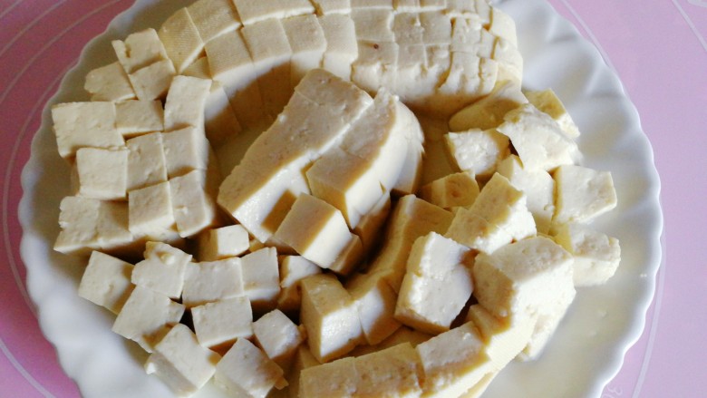 吃豆腐#蛋清饼十熘豆腐,先将豆腐切成小块儿放在盘内。