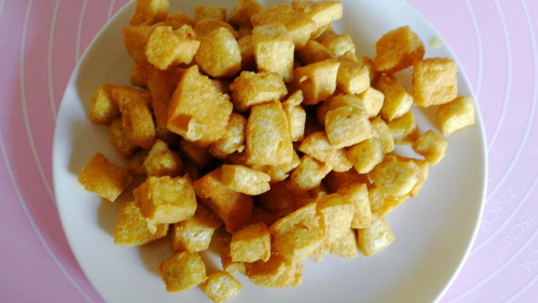 吃豆腐#蛋清饼十熘豆腐,炸好的豆腐用漏勺捞出装盘。