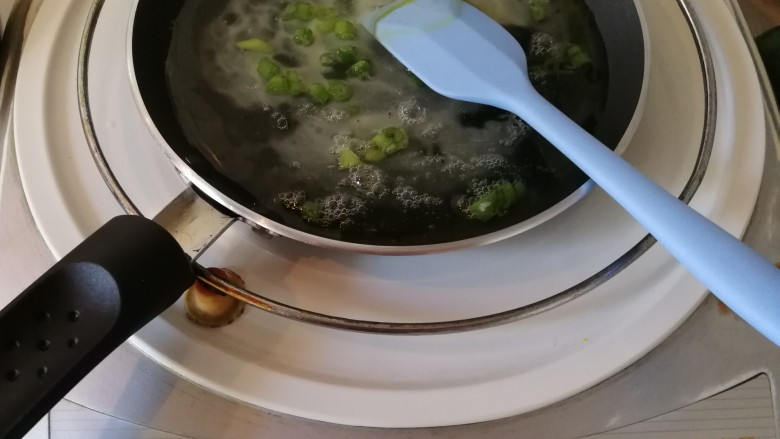 吃豆腐#蛋清饼十熘豆腐,搅好的蛋液倒入平底锅。用400度小火慢慢煎。