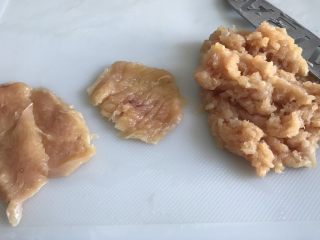 惊喜鸡肉丸子,我剁鸡肉馅的方法是：鸡胸切大厚片，逐片用刀背拍散，很快就能变成鸡肉茸。比切丁更细腻，又不用清洗料理机。