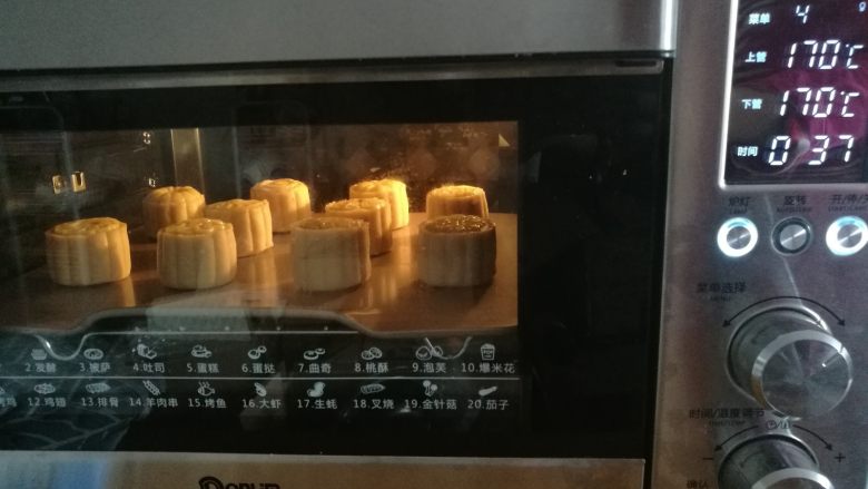 月饼蛋黄酥,19.放入烤箱。170度40分钟