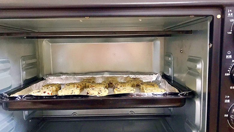 又香又酥的黑芝麻杂果干桃酥,放入预热好的烤箱，
功能：上下烤，中层，
温度：180°，
时间：15分钟！