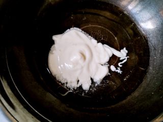 舒芙蕾松饼（烤箱版）,将酸奶和水混合
