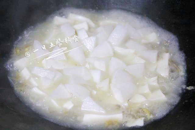  萝卜豆腐汤 宝宝营养辅食，营养又暖胃,放入豆腐、白萝卜一起开中火煮5分钟。