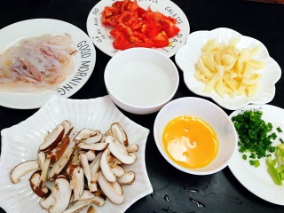 开胃鱿鱼酸辣汤,全部材料准备好，香菇，鸡蛋，香葱，鱿鱼，西红柿，猪皮，水淀粉