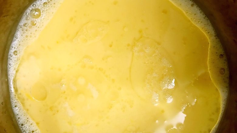 风靡街头的小吃——原味鸡蛋仔,加入无味的植物油，搅拌到油糖完全溶解