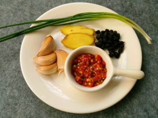 #辣味#剁椒豆鼓蒸排骨,准备葱2根、蒜4个、姜3片、剁椒适量、豆鼓适量。