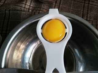 多啦A梦的铜锣烧,取两个干净无水的容器分离蛋清和蛋黄