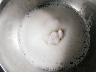 多啦A梦的铜锣烧,蛋清加1/3白砂糖低速打发成白色泡沫状