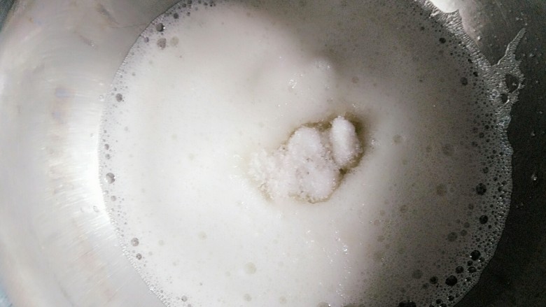 多啦A梦的铜锣烧,蛋清加1/3白砂糖低速打发成白色泡沫状