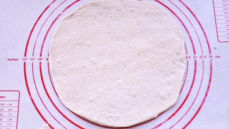#咸食#土耳其芝心边披萨
（无需机器揉面）,取出一份 擀成9寸左右大小的圆形