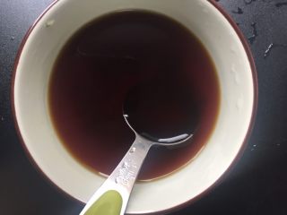 黑椒蜜汁里脊意面,一大勺生抽，一大勺蚝油，一大勺白糖，加125毫升水搅拌均匀备用