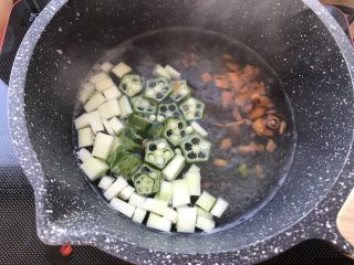 黄金蛋炒饭,把蔬菜用热水焯一下，断生，炒饭的时候容易熟。