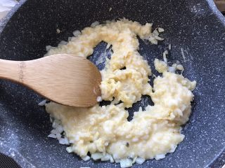 黄金蛋炒饭,倒入大米饭。