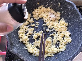 黄金蛋炒饭,倒入少许盐和香菇粉，搅拌均匀。