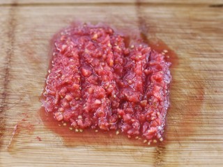 番茄肉酱意面,取出稍微晾凉，剥去外皮切碎备用