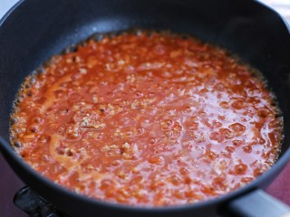 番茄肉酱意面,紧接着倒入番茄酱，再加一小碗清水煮开，改小火煮3-5分钟
