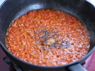 番茄肉酱意面,调入黑胡椒粉和盐翻炒均匀