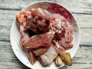 电饭锅卤骨和猪粉肠,准备食材：剁好的一条扇骨，猪粉肠一段，蒜头两个，姜一小段
