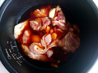电饭锅卤骨和猪粉肠,搅拌均匀腌二十分钟